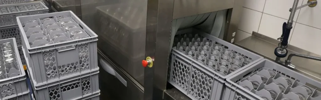 glazenkratten in een spoelmachine